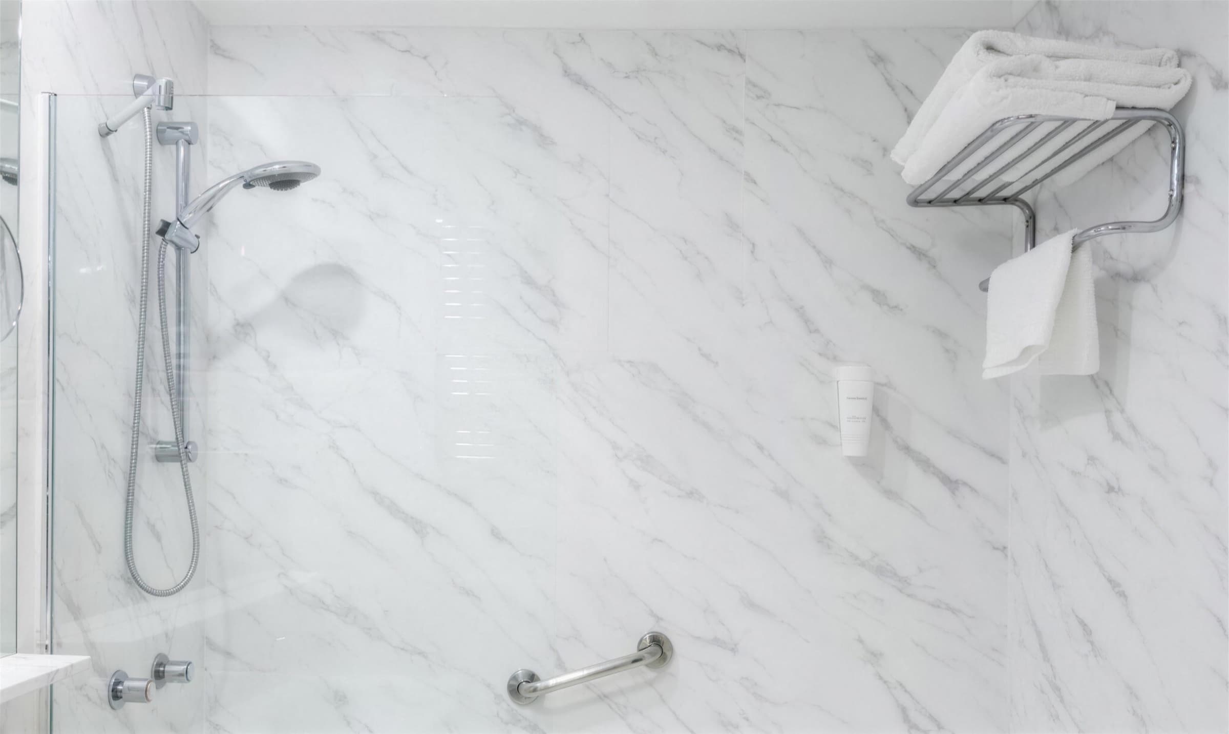 Murs de douche recouverts d'une finition marbre blanc