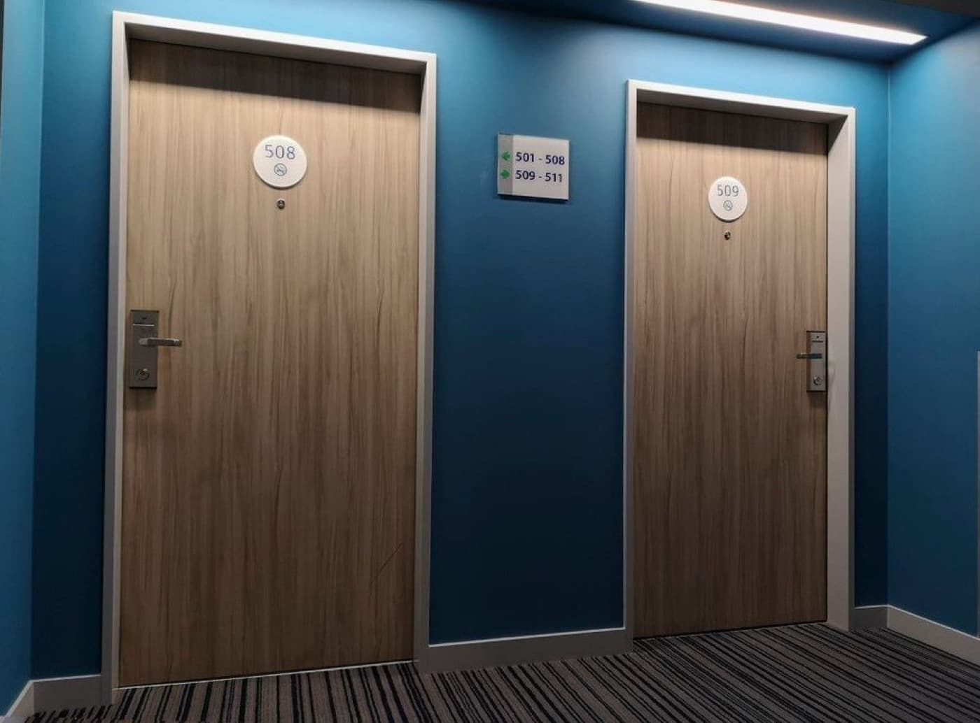 Portes de chambres rénovées en finition chêne