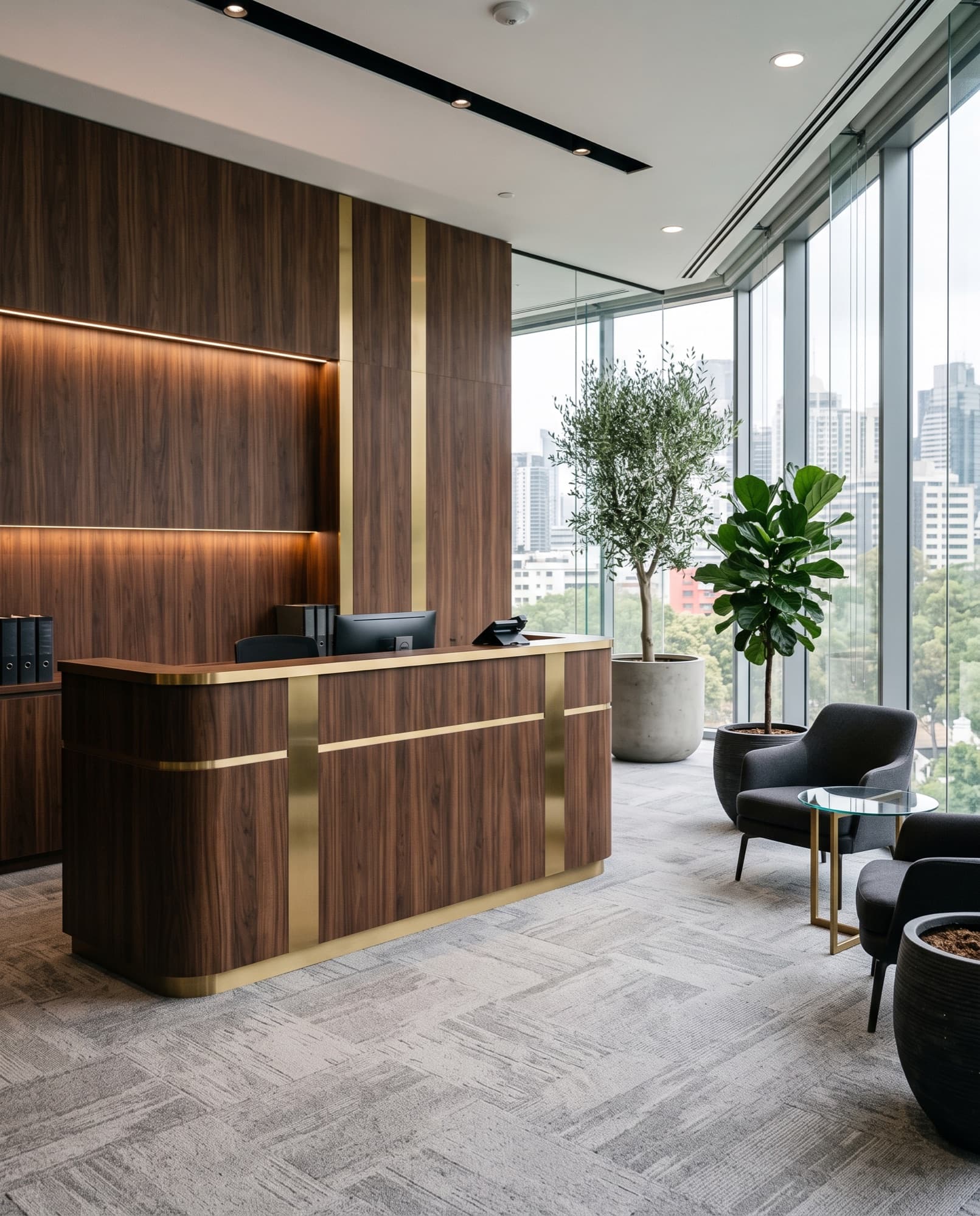 Accueil de bureaux avec banque et mur en finition noyer