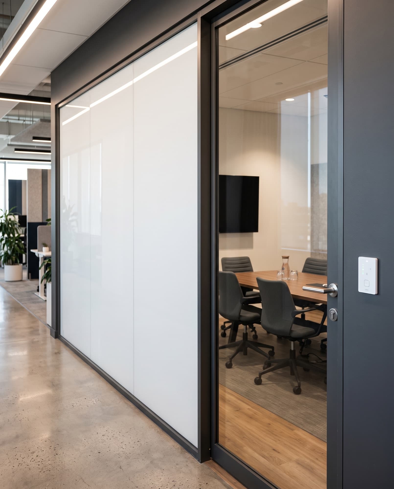 Salle de réunion vitrée avec film intelligent, un panneau opaque et un panneau transparent