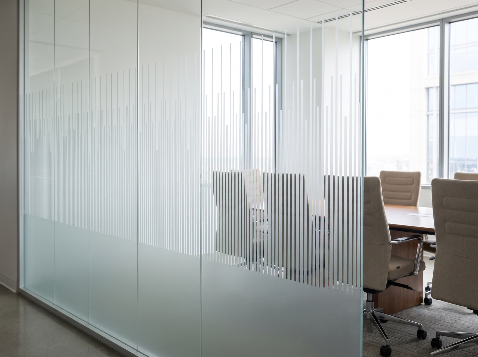 Cloison vitrée de bureau avec film décoratif dépoli à lignes