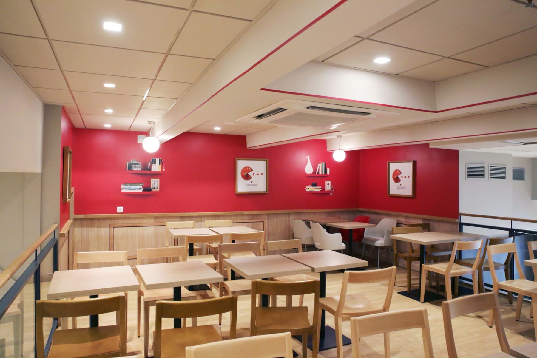 Salle de restaurant avec murs et cimaises en finition bois