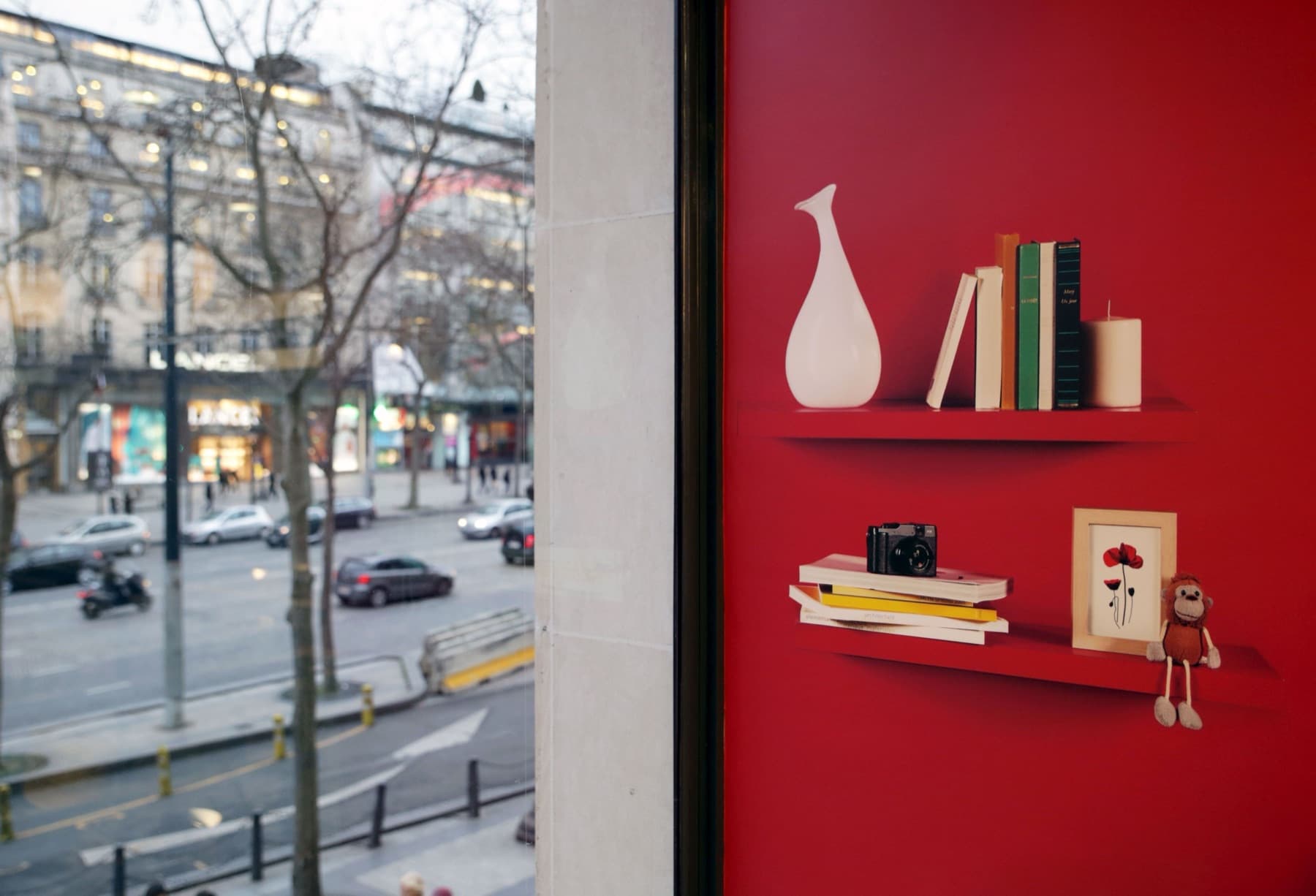 Fenêtre d'un commerce donnant sur une avenue